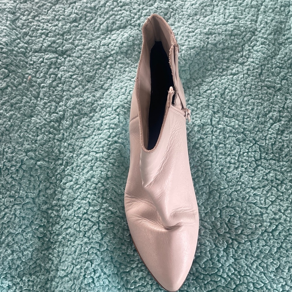 Womens Pointed Ankle Bootie in Pale Pink with Side Zíper